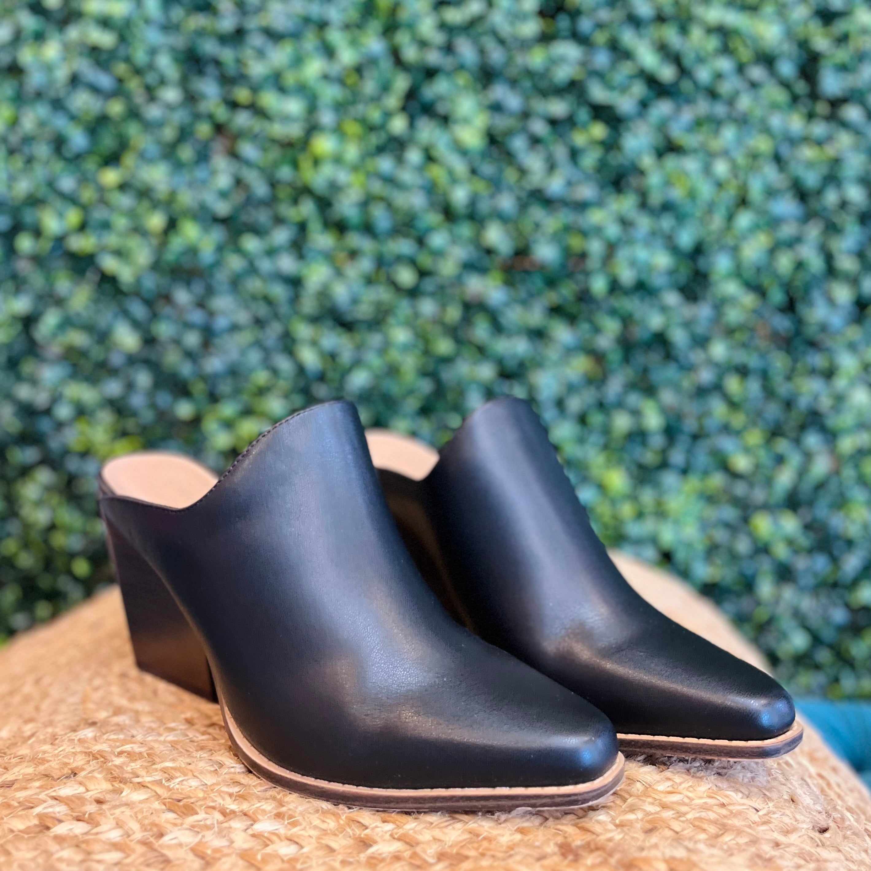 faux leather, faux leather mules, open back mules, mules, black faux leather mules, black faux leather, pointed toe mules, fall shoes, work shoes, business casual, business chic, business professional, workplace shoes, work mules, work heels, work shoes, interview shoes, interview heels, black heels, wood heel