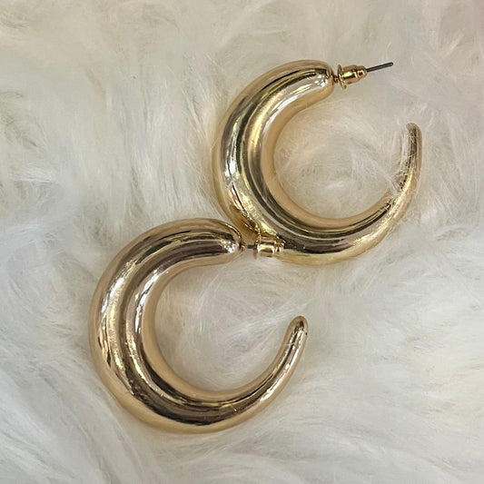 chunky hoop, gold chunky hoop, gold hoop, silver hoop, silver chunky hoop, simple hoops, chunky hoops, essential accessories, chunky accessories, elegant hoops, timeless hoops, gold earrings, silver earrings, gold accessories, silver accessories 