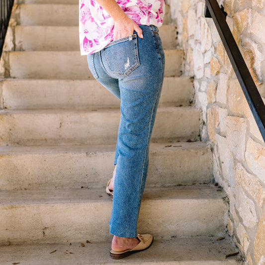 straight leg jeans, cropped jeans, medium wash jeans, medium wash denim, dark wash denim, dark wash jeans, cropped jeans, straight leg jeans, straight cropped jeans, cropped leg jeans, light wash straight leg jeans, clean denim, teacher denim, back to school denim, school jeans, clean jeans